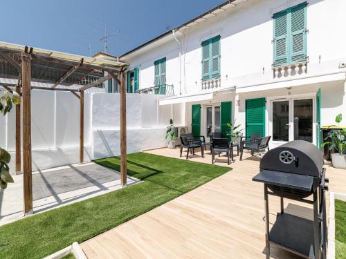 7 min walk to the sea, Free parking, 3 AC, Garden
