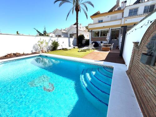 Camelia Beach House Pool, BBQ and Beach