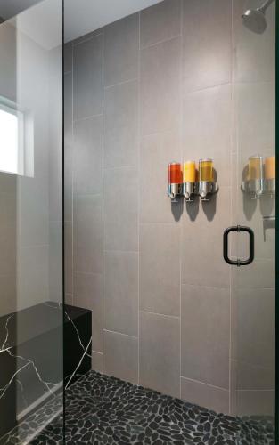 Private suite Retreat Kitchenette & Fast WiFi - image 5