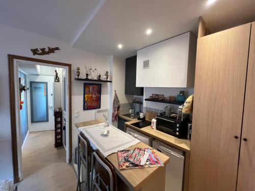 COSY and CHARMING in HISTORIC MONTMARTRE