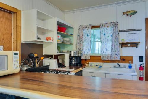 Pet-Friendly Rustic Cabin Steps from Lake Chetek in Chetek (WI)
