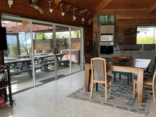 Rustic farm chalet on lifestyle farm block in Parakai
