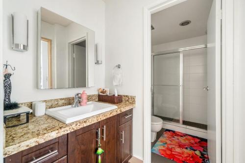 Central Vancouver 1BD Close to Transit - image 3