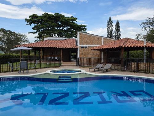 Chalet Grizzly - campestre con piscina privada