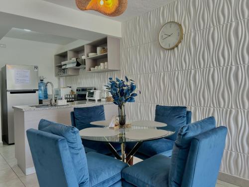 Oasis in the heart of the city 2 Bedroom Apartment - image 5