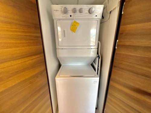 Oasis in the heart of the city 2 Bedroom Apartment - image 2