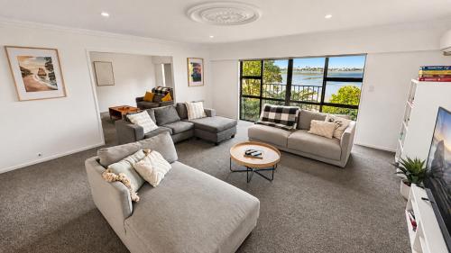 Conifer Grove Family Oasis 5BR Sleeps 10 Amazing Seaview, Auckland