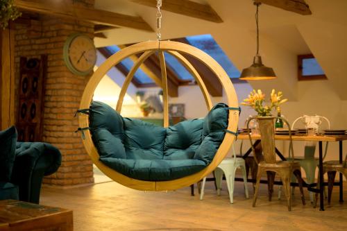 Bohemian Chic 2 Bedroom 2 Bathroom Loft with Hanging Chair, Прага (фото 4)