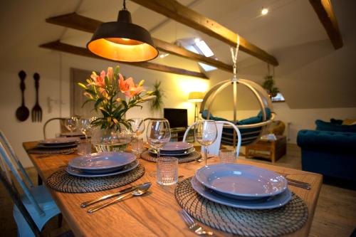 Bohemian Chic 2 Bedroom 2 Bathroom Loft with Hanging Chair, Прага (фото 6)