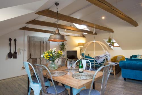 Bohemian Chic 2 Bedroom 2 Bathroom Loft with Hanging Chair, Прага (фото 8)