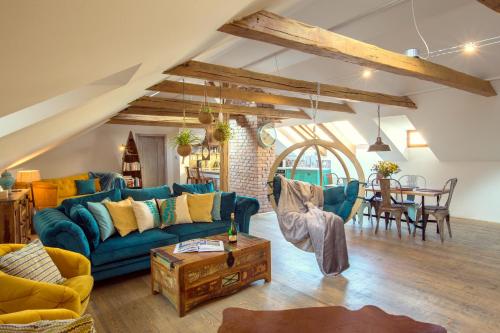 Bohemian Chic 2 Bedroom 2 Bathroom Loft with Hanging Chair, Прага