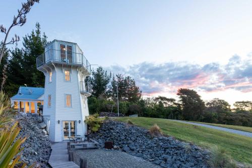 The Lighthouse at Ligar Bay - Romantic Coastal Escape with Spa in Awaroa Bay
