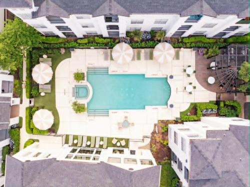 Modern River Oaks Retreat FIFA + Pool & Gym in Houston