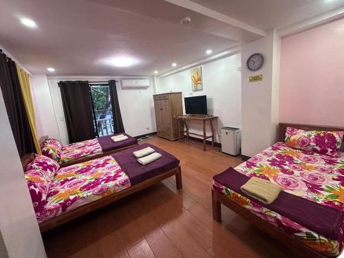 2 double beds, 1 twin bed