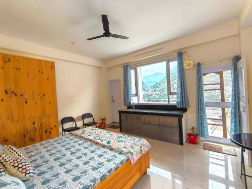 Cedar Crest Homestay in Gharakar