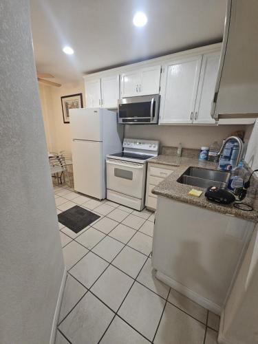 廚房, Cozy 2 Bed 2 Bath close to Downtown San Diego! in 納雄耐爾城