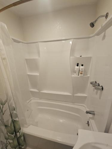 浴室, Cozy 2 Bed 2 Bath close to Downtown San Diego! in 納雄耐爾城