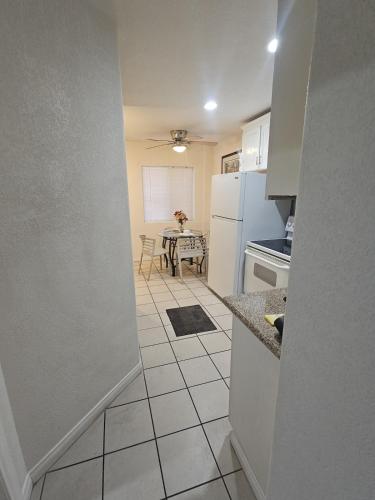 廚房, Cozy 2 Bed 2 Bath close to Downtown San Diego! in 納雄耐爾城