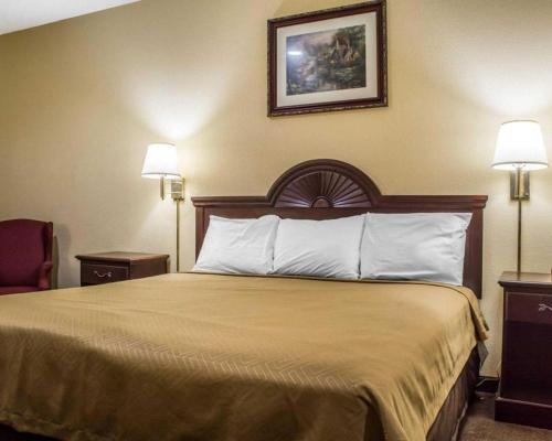 Econo Lodge Inn & Suites North Syracuse Airport – North Syracuse, NY
