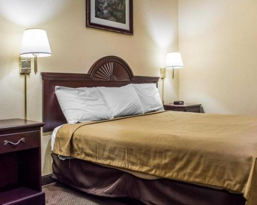 Econo Lodge Inn & Suites North Syracuse Airport – North Syracuse, NY