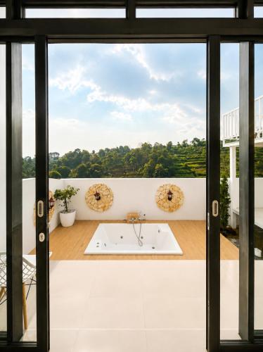 Villa With Jacuzzi, Damar Ningrum 3 in Cisarua