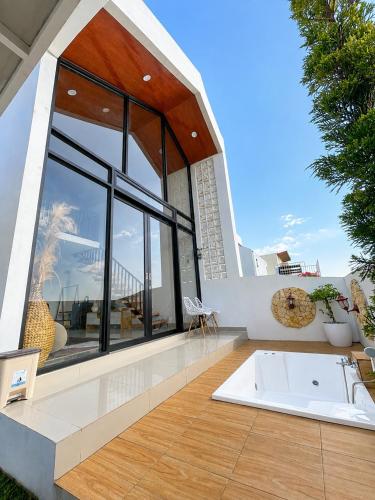 Villa With Jacuzzi, Damar Ningrum 3 in Cisarua