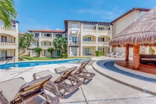 Pool, Gazebo, Parking, 2 Blocks to Beach & 5th Ave