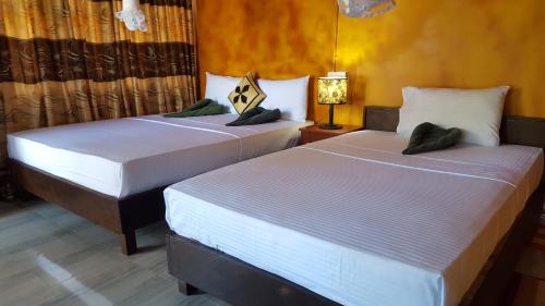 1 double bed, 1 twin bed