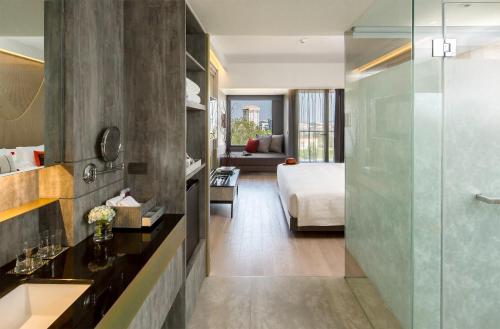 room detail thumbnail 2