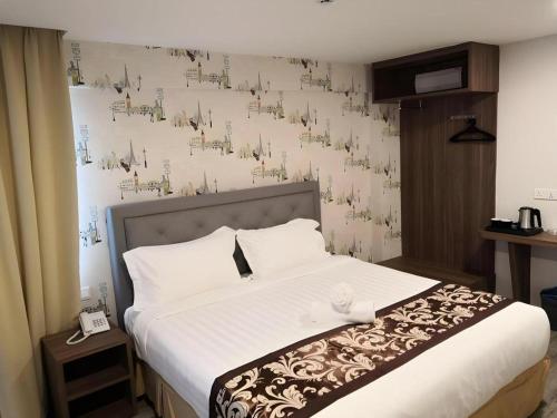 Hotel LoLex Kuchai Lama near Restoran Friendz Corner