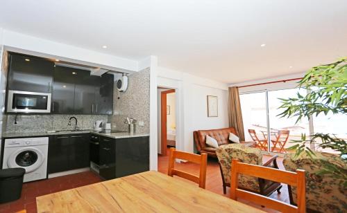 A06 - Seaview 1 Bed Apartment - image 3