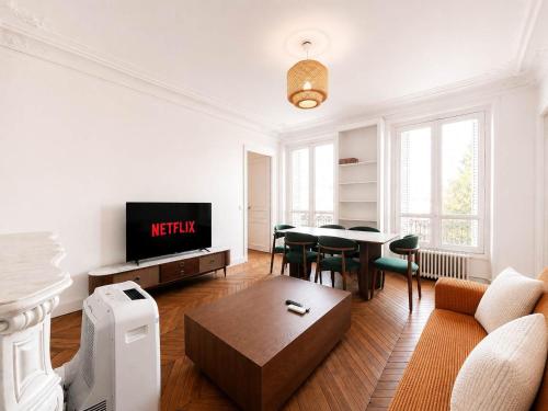 Paris 10 Spacious 2 Bedroom Apartment with Netflix