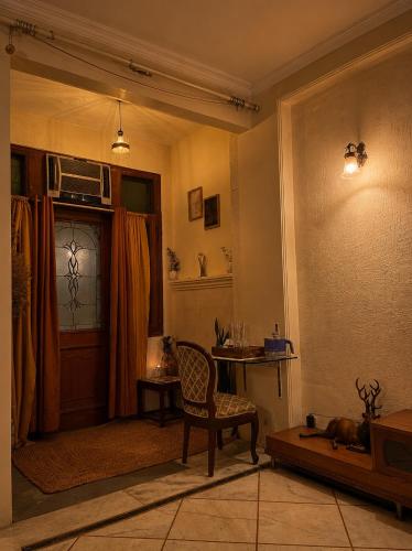 Cozy Theater Stay in DLF Phase 1 - image 4