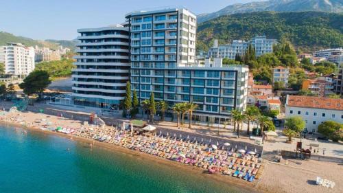 Luxury Two Bedroom Apartment Sunraf Residence - BeachFront & Pool