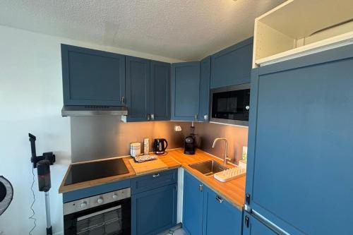 Apartment with sea view terrace and swimming pool - image 5