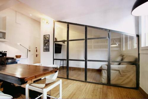 Stylish Paris Stay with Excellent Metro Access