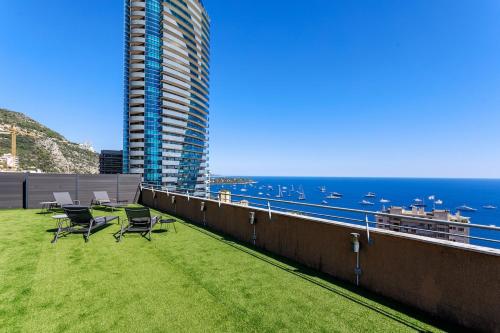 Modern & sumptuous penthouse on Monaco's doorstep