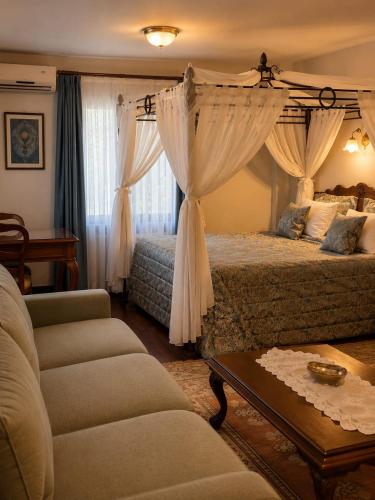 1 king bed, 1 sofa bed