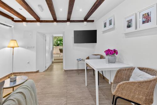 Leona Apartments 5