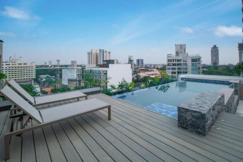 Spacious Unit with Gym Pool and Great Location