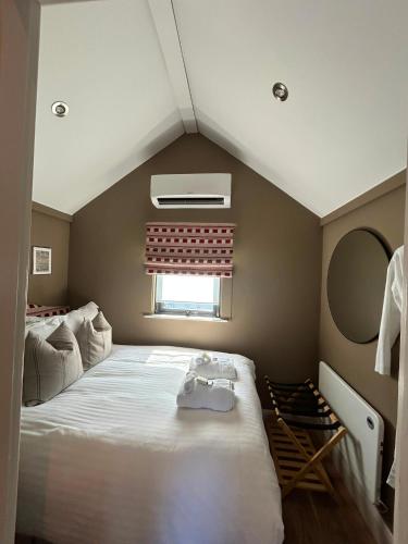 Water Cabin With Water Sports Equipment and Bikes, Bath 5