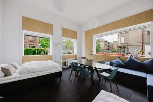 Nomad City Lakes Grand Room for 12