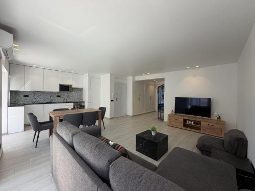 Agua Plaza T2 with Pool & AC - image 3