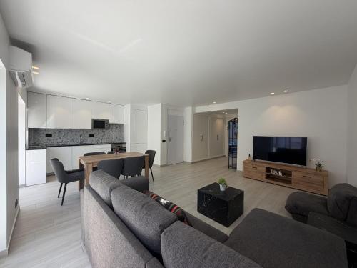 Agua Plaza T2 with Pool & AC - image 2