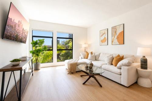The Hollywood Retreat - Stylish 2BR with Pool & Parking