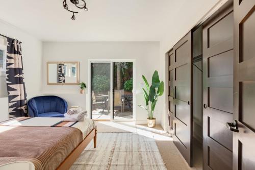 3BR 2.5BA The Orcas Parkside- In Seward Park near the lake - image 2
