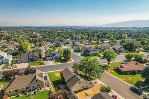 Hotelli välisilme, Pleasant Grove Home | Family-Friendly & Long Stays in Lindon