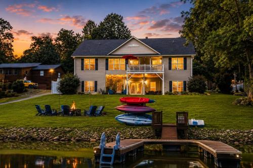 LKJ - Lakefront Home, Hot tub, Fire Pit, Games and Movie Room! in Marion (NC)