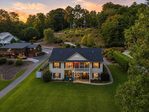 LKJ - Lakefront Home, Hot tub, Fire Pit, Games and Movie Room! in Marion (NC)