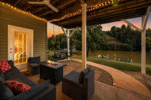 LKJ - Lakefront Home, Hot tub, Fire Pit, Games and Movie Room! in Marion (NC)